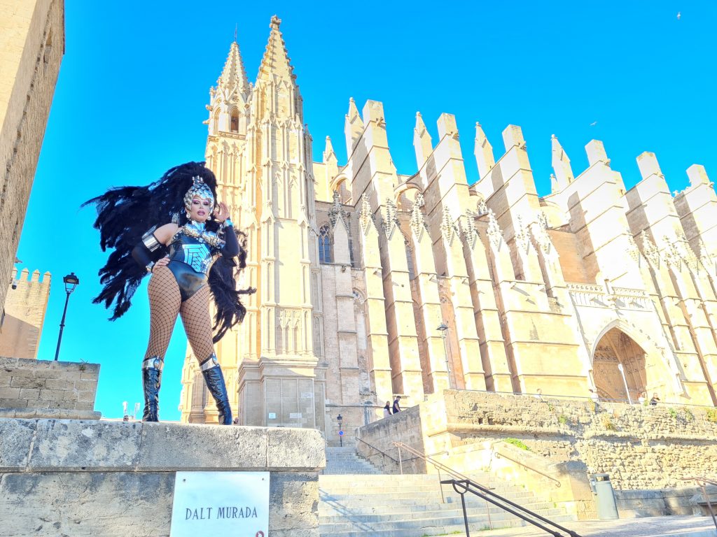 Ruda Puda in front of the Cathedral of Palma